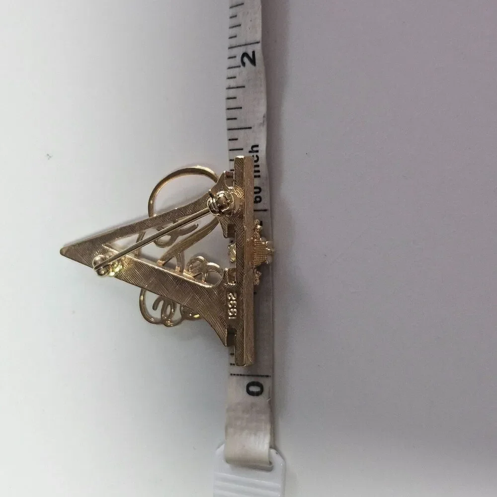 Avon gold tone presidential club honor brooch
